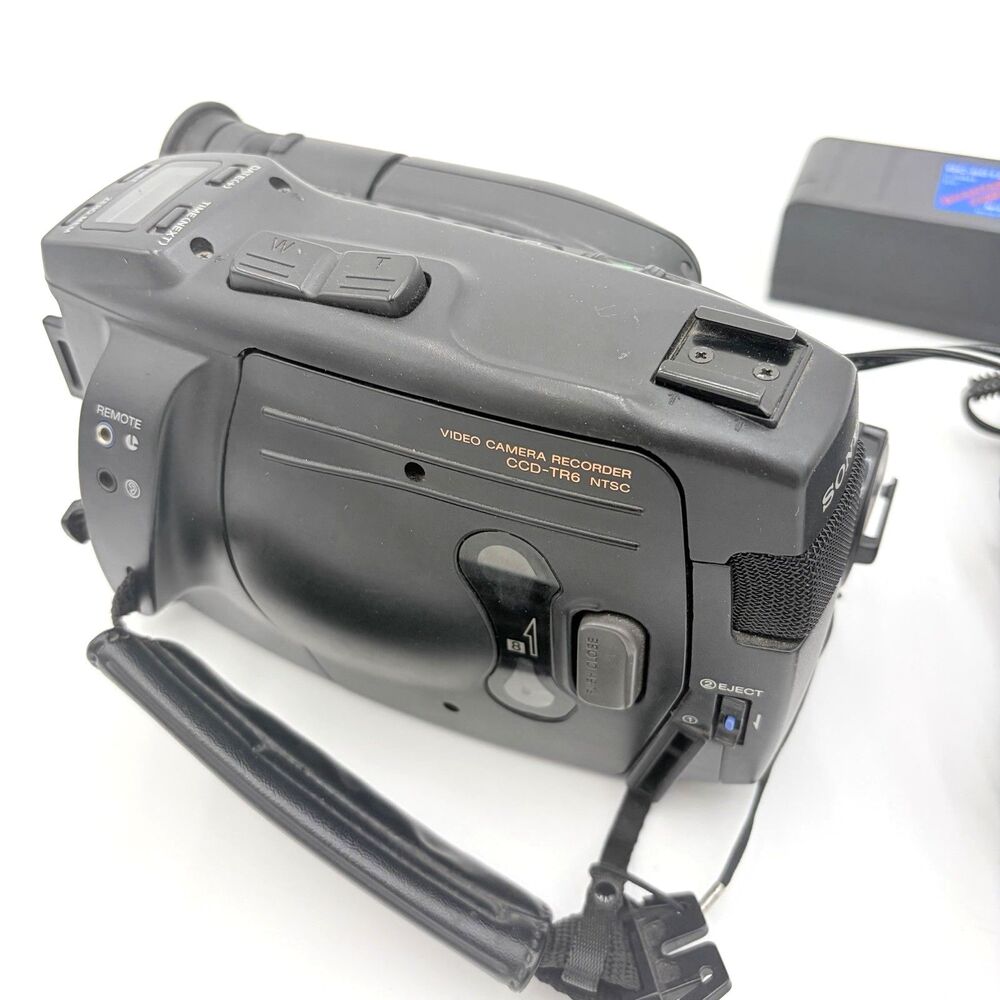 Sony CCD-TR6 Video8 Handycam Camcorder Bundle AC-V35A For Parts Repair Powers On - Picture 7 of 10